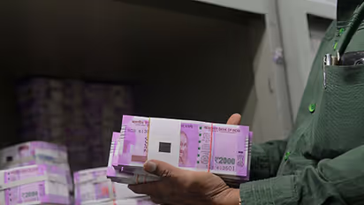 ഇനി തിരികെ ലഭിക്കാനുള്ളത് 7 ശതമാനം; പ്രചാരത്തിലുള്ള 2000 രൂപ നോട്ടുകൾ എത്രയെന്ന് വ്യക്തമാക്കി ആർബിഐ