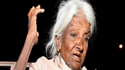 சொந்தக்காரங்க ஏமாத்திட்டாங்க… கடவுள் கைவிடல! பிச்சை எடுத்து சேர்த்த ரூ.2.5 லட்சத்தை கோயிலுக்கு வழங்கிய மூதாட்டி...