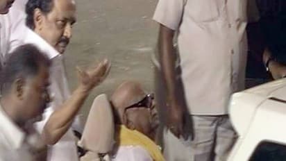 ஒரு வருடத்துக்குப் பின் வெளியில் வந்த கருணாநிதி! கண்காட்சியை கண்டு திரும்பினார்!