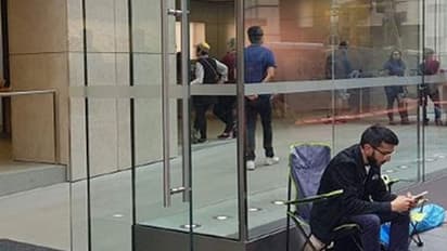 പുതിയ ഐഫോണിന് വേണ്ടി ഒരാഴ്ച മുന്പേ ക്യൂവില്