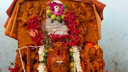 ఈ అమ్మవారి రూపం ఒక్కోసమయంలో ఒక్కోలా ఉంటుంది