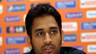 சாதனைகளுக்காக வீரர்கள் காத்திருப்பார்கள்.. ஆனால் தோனிக்காக சாதனையே காத்திருக்கிறது