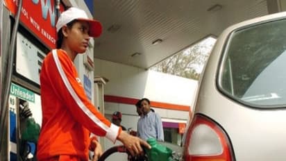 கடந்த ஒரு வருஷத்தில பெட்ரோல், டீசல் விலை எவ்வளவு உயர்ந்திருக்கு தெரியுமா? அதிர்ச்சி தகவல் …