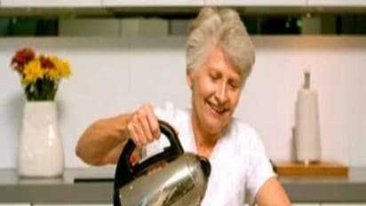 வெந்நீரை குடிப்பதால் இவ்வளவு நன்மைகள் உங்களுக்கு இலவசமாக கிடைக்கும்…