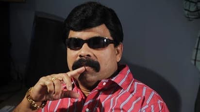 சீனிவாசன் பவர்ஸ்டார் ஆனாது எப்படி தெரியுமா? இவர்தான் காரணமாம் !