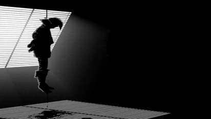 ఫేస్బుక్ లవ్: ప్రియుడు సూసైడ్, ప్రియురాలు జంప్