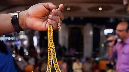 Khammam Robbery: ఒంటరి మహిళలే టార్గెట్... కరోనా వ్యాక్సిన్ పేరిట ఇంట్లోకి వచ్చి దారుణం