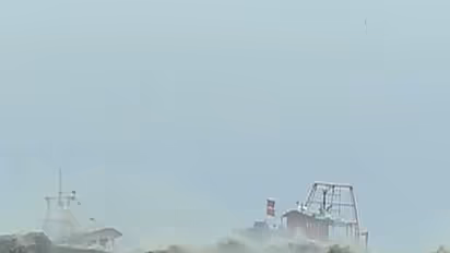 ഓഖി: ഉറ്റവരെ തേടി മല്‍സ്യത്തൊഴിലാളികള്‍ കടലിലേയ്ക്ക്