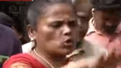 மாணவிகளை பளார் விட்ட தலைமை ஆசிரியை - திசை மாறியது போராட்டம்...!