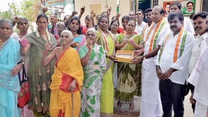 மன்மோகன்சிங்குக்கு ஒரு நியாயம், மோடிக்கு ஒரு நியாயமா? இந்தாங்க வளையல் மோடியை போட்டுக்க சொல்லுங்க…