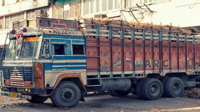 லாரி மோதி சிறுவன் பலியான விபத்து... டிரைவருக்கு டெல்லி நீதிமன்றம் அதிர்ச்சித் தீர்ப்பு - தீர்ப்புனா இப்படித்தான் இருக்கனும்…!!