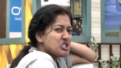 மோடிக்கு எதிராக காசு கொடுத்து இப்படி பண்ணாங்க... தமிழக மக்களின் போராட்டத்தை அசிங்கப்படுத்தினாரா காயத்ரி!