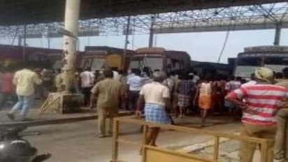 ஆவின் வாகன ஓட்டுநரை சரமாரியாக தாக்கிய சுங்கச்சாவடி ஊழியர்கள்...