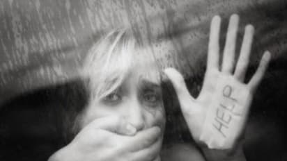 கணவன் கண் முன் மனைவி பலாத்கார முயற்சி! காப்பாற்றப்போன கணவனுக்கு உருட்டுக்கட்டை தாக்குதல்!