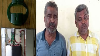 ஏ.டி.எம். மெஷினில் ஸ்கிம்மர் கருவி...! போலி கார்டு தயாரித்த கும்பல் கைது...!