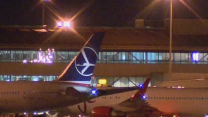 రన్ వే పై రెండు భారీ విమానాలు ఢీకొన్నాయి