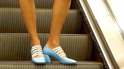 എസ്കലേറ്ററിലൂടെ ഇറങ്ങുമ്പോള് ഈ യുവതിക്ക് സംഭവിച്ചത്