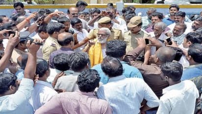 திருப்பூரில் முதல்வரை வரவேற்க வைக்கப்பட்டிருந்த பேனரை அகற்றிக் கோரி டிராபிக் ராமசாமி போராட்டம்…