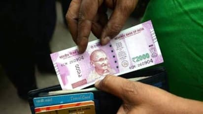 Astro Tips: এই উপায়ে কখনই খালি হবে না মানিব্যাগ, পার্স সব সময় থাকবে টাকায় পূর্ণ