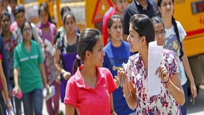 यूपी बोर्ड की 12वीं बोर्ड परीक्षा में लड़कियों ने मारी बाजी, आईं FIRST, SECOND और THIRD