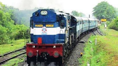 రైలులో దారి దోపిడి...భారీ మొత్తంలో బంగారం, నగదు చోరీ