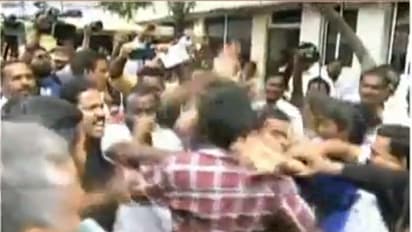 சங்கர் கொலையை நியாயப்படுத்திய இருவருக்கு அடி, உதை..! நீதிமன்றத்தில் பரபரப்பு..!