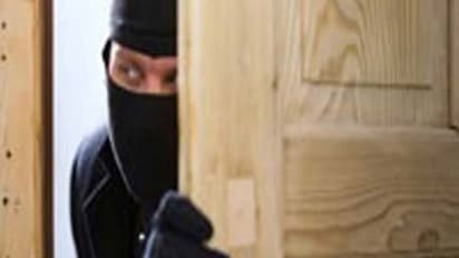 పట్టపగలే రెచ్చిపోయిన మహిళా దొంగలు... కత్తులతో బెదిరించి చోరీ