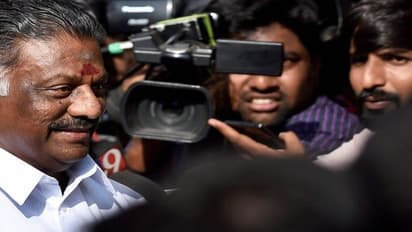 "இரட்டை இலை சின்னம் யாருக்கு?" - நாளை டெல்லி செல்கிறார் ஓபிஎஸ்