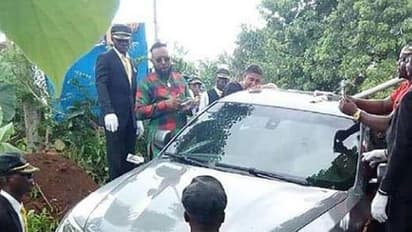 അന്ത്യയാത്ര, 'ഈശി' പറഞ്ഞാല് അതിഗംഭീര അന്ത്യയാത്ര