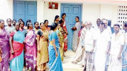 கரூரில் அங்கன்வாடி மையத்துக்கு பூட்டுபோட்டு மக்கள் போராட்டம்; ஏன்?