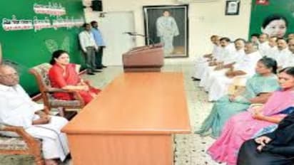 131 எம்எல்ஏக்களும், சசிகலா பக்கம் நீடிப்பார்களா..? – தொடர்ந்து வலைவீசும் ஒ.பி.எஸ்.