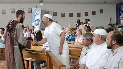 ഐഎസ് ഭീകരര് പുരോഹിതനെ കഴുത്തറുത്ത് കൊന്ന പള്ളിയില് കുര്ബാനയില് പങ്കെടുക്കാന് മുസ്ളീങ്ങളും