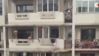 സണ്ഷെയ്ഡില് വീണ മൂന്നുവയസുകാരിയെ സാഹിസകമായി രക്ഷിക്കുന്ന വ്യാപാരി - വീഡിയോ വൈറല്