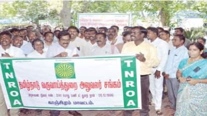 பூட்டுப் போட்டுவிட்டு போராட்டத்துக்கு போன வருவாய்த் துறையினர்; காரணம் தெரியாமல் காத்திருந்த மக்கள்…