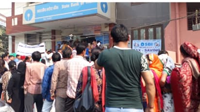 Congress distributes juice, snacks at ATM queues