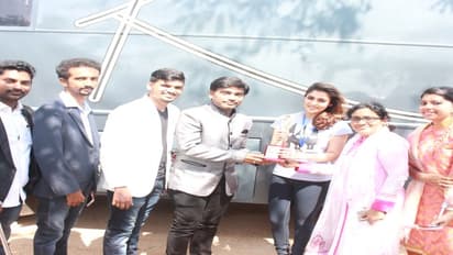 பெண் சாதனையாளர் விருதை...படப்பிடிப்பு தளத்தில் பெற்ற நயன்தாரா...