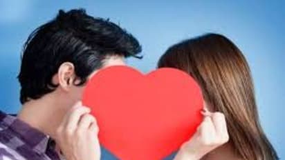 ಗಂಡನಿಗೆ ಮುತ್ತು ಕೊಟ್ಟರೆ ಅದರಲ್ಲೇನು? ಇಲ್ಲೇ ಇದೆ ಮ್ಯಾಟ್ರು!