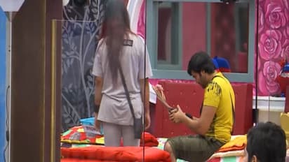 செருப்புக்காக அனைவரிடமும் கெஞ்சும் கணேஷ்!