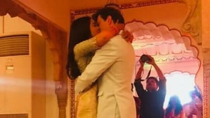 விருந்தினர் கண்முன்னே கணவருக்கு லிப் டூ லிப் முத்தம் கொடுத்த ஸ்ரேயா...!