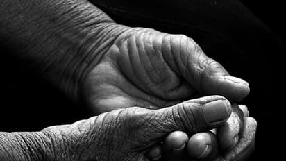 నేను బతికేఉన్నాను.. అధికారులను నిరూపించలేక వృద్ధురాలి ఆవేదన..!