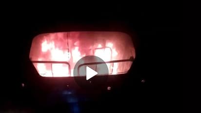 కారులో మంటలు చెలరేగి వ్యక్తి సజీవదహనం (వీడియో)