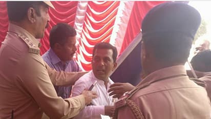 ಸಿಎಂ ಕಾರ್ಯಕ್ರಮದಲ್ಲಿ ಬಿಜೆಪಿ ಮುಖಂಡನನ್ನು ವೇದಿಕೆಯಿಂದ ಹೊರದಬ್ಬಿದ ಪೊಲೀಸರು