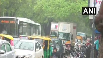 பயங்கர புயல் காற்றுடன் பெங்களூருவை புரட்டி எடுத்த கனமழை! கொளுத்திய வெயிலுக்கு இந்த குளிர்ச்சி என்ன சுகம் ? மகிழ்ச்சியில் பொது மக்கள் !!