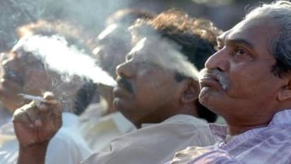 "பதினோறாவது விரல் வைத்திருப்பவன் தேச துரோகி" : புகையில் கருகும் இந்திய மாண்பு..!!