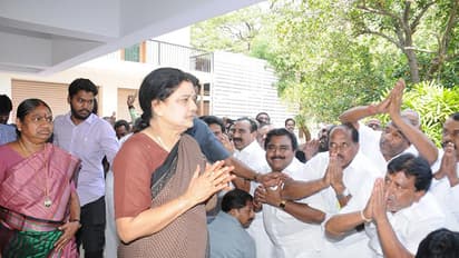 நாம் ஒன்றுபட்டு ஆட்சி அமைக்க வேண்டும், பொது எதிரி திமுகதான்.. சசிகலா உறுதி.