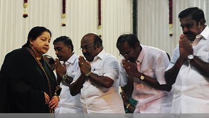 'ಅಮ್ಮಾ'ನ ಮುಂದೆ ಪ್ರಗತಿ ಸಭೆ ನಡೆಸಿಬಿಟ್ಟ ಸಚಿವರು !