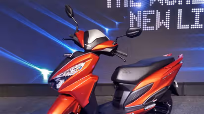 ലോഞ്ചിങ്ങിനിടെ സ്കൂട്ടര് സദസിലേക്ക് പറന്നിറങ്ങി; വീഡിയോ വൈറല്