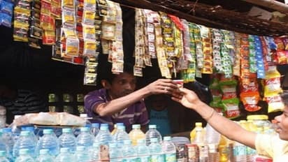 ಎಣ್ಣೆ ಕ್ಯೂ ಮುಗೀತು ಗುಟ್ಕಾ ಖರೀದಿಗೆ ಜನವೋ ಜನ..!