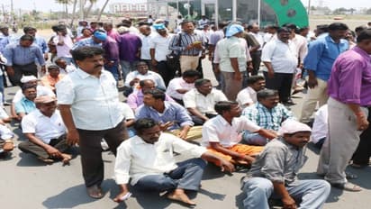 சாலையில் உட்கார்ந்து முழக்கம்போட்ட ஊரக வளர்ச்சித்துறை அலுவலர்கள்; 175 பேர் கைது…