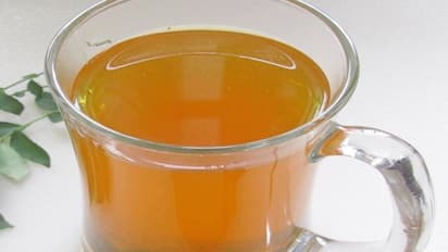 சுடுநீரில் துளசி மற்றும் மஞ்சளை கலந்து குடிப்பதால் இவ்வளவு நல்லது நடக்கும்...